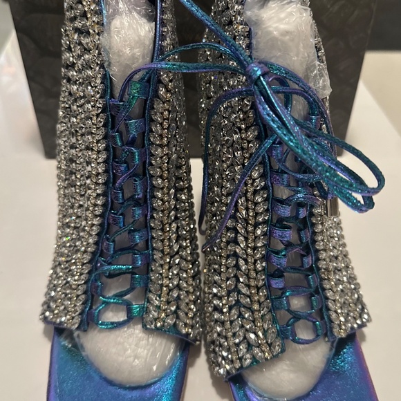 Azalea Wang (Ariel Embellished Heels) - Picture 4 of 6